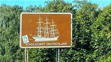 Schild mit Aufschrift "Schulschiff Deutschland"