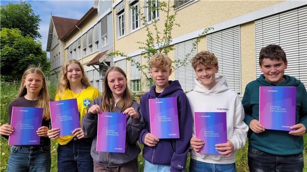 Schülerinnen und Schüler des Nordenhamer Gymnasiums halten stolz ihre Europässe in den Händen.