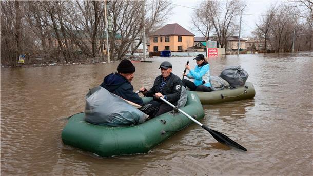 Russisches Flutgebiet: Wasser erreicht neuen Höchststand Die Überschwemmungen lösten die Evakuierung Tausender Menschen in der Region Orenburg aus, die etwa 1200 Kilometer südöstlich der Hauptstadt Moskau liegt.