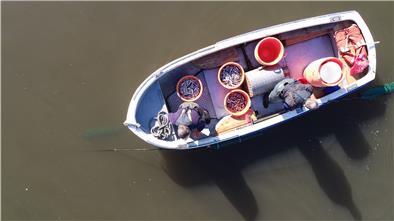 Die Überwachung der Fischerei auf der Weser bis Bremen gehört auch zu den Aufgaben des Fischereiamts. Weil der bisherige Dienstsitz sanierungsbedürftig ist, bezieht die Behörde im Fischereihafen ein anderes Gebäude in der Nachbarschaft.