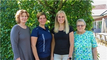 Die Übungsleiterinnen der Elsdorfer Reha-Spart Claudia Marwedel (von links), Steffi Heidrich und Christine Wilkens mit Elisabeth Schmelz, die die Abteilung ins Leben gerufen hat.