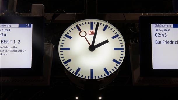 Uhren zurückgedreht: Winterzeit hat begonnen Die Uhr auf einem Gleis im Berliner Hauptbahnhof zeigt zwei Minuten nach 2 Uhr in der Früh.
