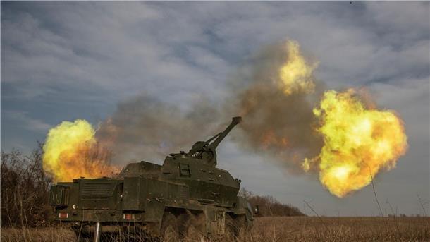 Krieg gegen die Ukraine: So ist die Lage Die ukrainische 152-mm-Panzerhaubitze Dana feuert auf russische Stellungen in der Region Donezk.
