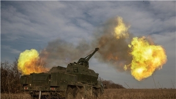 Die ukrainische 152-mm-Panzerhaubitze Dana feuert auf russische Stellungen in der Region Donezk.