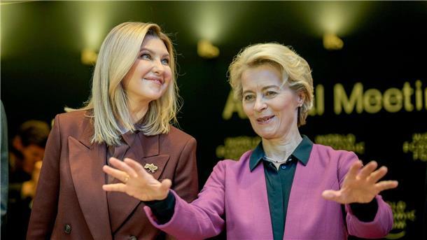 Die ukrainische First Lady Olena Selenska (l) und  Ursula von der Leyen, Präsidentin der EU-Komission, in Davos.