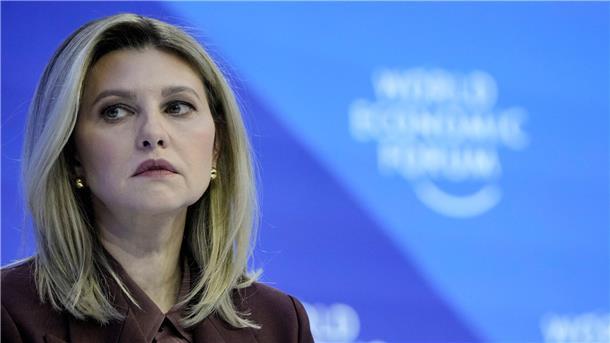 Die ukrainische First Lady, Olena Selenska, mahnte die Unternehmer, Staats- und Regierungschefs in ihrer Eröffnungsrede eindringlich, ihren Einfluss stärker zugunsten der Ukraine zu nutzen und forderte Waffen wie Investitionen.