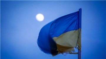Die ukrainische Flagge weht im Mondlicht über der Hafenstadt Odessa.