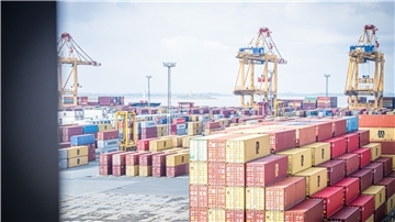 Die Umschlagzuwächse an der Stromkaje sind zweistellig. Eurogate will nun sogar weitere Van-Carrier-Fahrer einstellen. Und es ist nun klar, dass die Umstrukturierung des Unternehmens ohne Kündigungen gelingen kann.