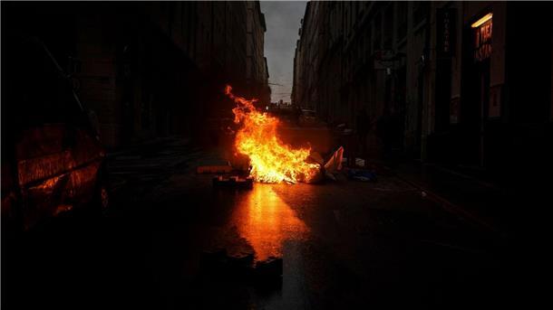 Die umstrittene Rentenreform von Frankreichs Präsident Emmanuel Macron kann in Kraft treten - die Proteste gehen jedoch weiter, wie hier in Lyon.