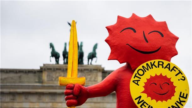 Die Umweltorganisation Greenpeace feiert den Atomausstieg mit einer Aktion am Brandenburger Tor.