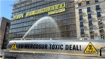 Die Umweltschützer von Greenpeace bringen ihren Unmut über das geplante EU-Mercosur-Abkommen zum Ausdruck.