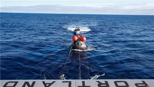 Die unbemannte „Orion“-Kapsel der Nasa-Mondmission „Artemis 1“ wird zur U.S.S. Portland geschleppt.