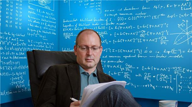 Die undatierte Aufnahme zeigt Christian Hesse, Mathematiker am Institut für Stochastik und Anwendungen Fakultät Mathematik und Physik Universität Stuttgart.