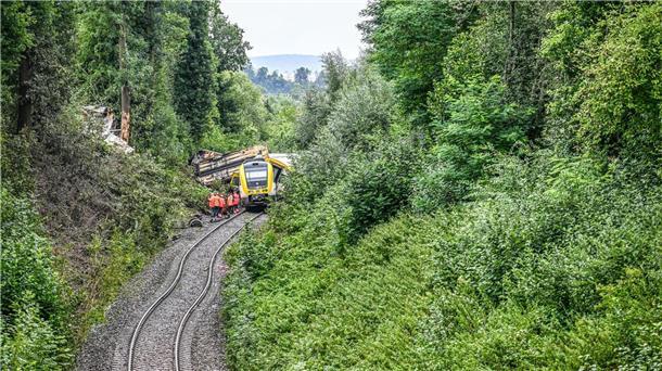 „Den Knall noch in den Ohren“: Zug entgleist nach Erdrutsch Die Unfallstelle ist umgeben von Hängen.