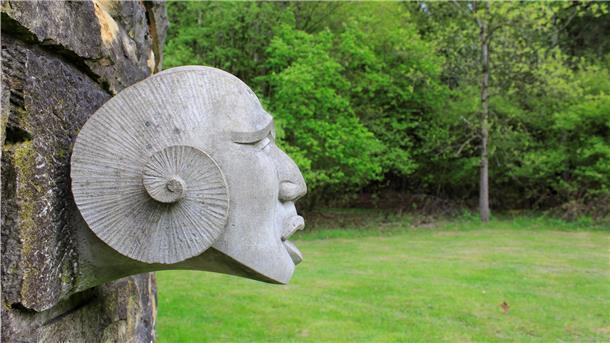Die ungefähr 60 Werke in Kramelheide sollen wieder in neuem Glanz erstrahlen. Der Skulpturenpark Kramelheide ist etwas in die Jahre gekommen – das soll sich ändern. Auf dem Gelände der AWO Bremerhaven im Beverstedter Ortsteil Wellen – auf dem auch das Seminarhaus Kramelheide und der Sprachheilkindergarten beheimatet sind – tut sich was. Roland Peuthert ist gelernter Restaurator im Handwerk und arbeitet ehrenamtlich am Erhalt der verbliebenen Objekte.