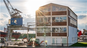 Thorsten von Döhlen, bei der Bremerhavener Entwicklungsgesellschaft Alter-|Neuer Hafen (BEAN) für die Bauunterhaltung zuständig, öffnet die Türen des ehemaligen „Koggenbräu“-Gebäudes am Alten Hafen.
