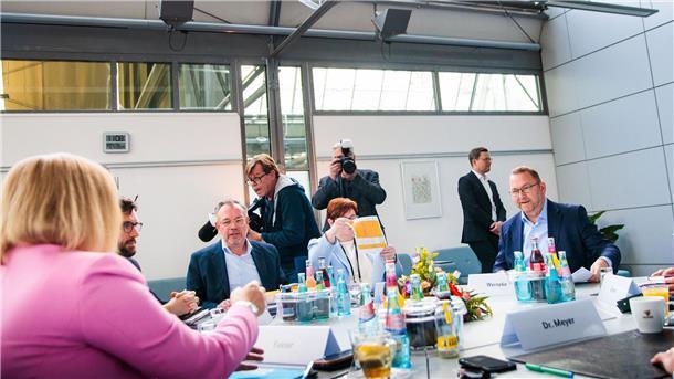Zähe letzte Runde für den öffentlichen Dienst Die Unterhändler von Arbeitgebern und Gewerkschaften im öffentlichen Dienst treffen sich schon zum vierten Mal.