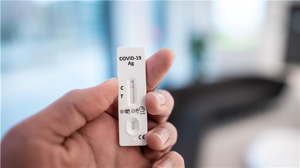 Testpflicht: Arbeitgeber haben sich gewappnet Ein negativer Corona-Schnelltest.