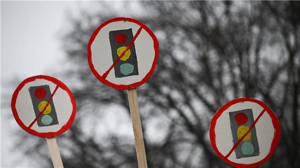 Die Unzufriedenheit mit der Ampel-Koalition ist groß - spürbar war das auch bei den Bauernprotesten in Berlin, wo Schilder mit durchgestrichenen Ampeln zu sehen waren. Doch sollte es eine Neuwahl geben?