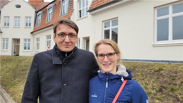 Magnet für Haus- und Fachärzte: RVZ in Nordholz lockt immer mehr Mediziner an Die Urologin Dr. Anne-Katrin Munk-Hartig und ihr Mann, der Rheumatologe Dr. Ingo Hartig werden im Frühsommer eine Praxisgemeinschaft im RVZ in Nordholz (Hintergrund) beziehen.