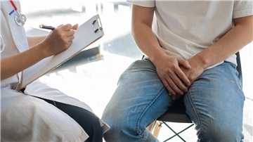 Die Urologin Dr. Sandra Seseke und Prof. Dr. Gencay Hatiboglu informieren beim kostenlosen Lesertelefon am 12. Juni über Diagnose, Therapie und Alltag mit Prostatakrebs. 