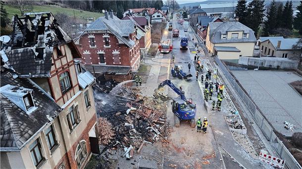 Brand zerstört Häuser - Undichte Gasleitung mögliche Ursache Die Ursache für den Brand ist bisher unklar, nach Polizeiangaben nahmen Anwohner „zunächst eine laute Explosion wahr“.