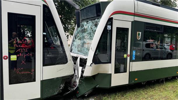 Trambahnen stoßen in Augsburg zusammen: zahlreiche Verletzte Die Ursache für die Kollision der Trambahnen in Augsburg blieb zunächst unklar.