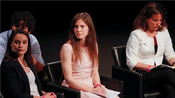 Neuer Prozess im Fall Amanda Knox Die US-Amerikanerin Amanda Knox (m.) 2019 bei einem Kongress zu Justizirrtümern in Modena.