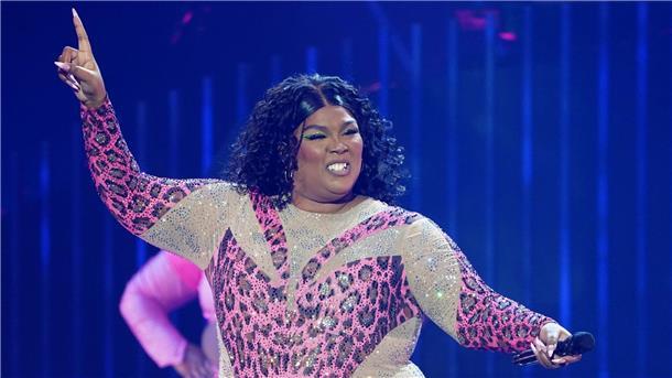 Lizzo deutet Rückzug aus Musikgeschäft an Die US-amerikanische Sängerin Lizzo hat angedeutet sich zurückzuziehen.