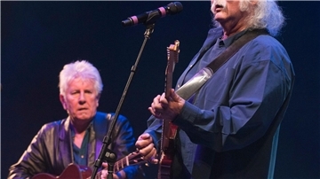 Die US-Musiker David Crosby (r) und Graham Nash teilen sich die Bühne.