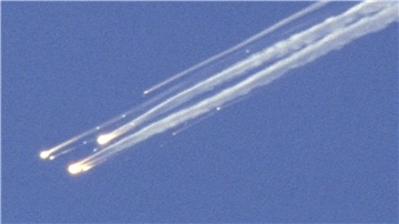 Die US-Raumfähre „Columbia“ zerfällt beim Eintritt in die Athmosphäre in großer Höhe über dem Norden von Texas in mehrere Teile.