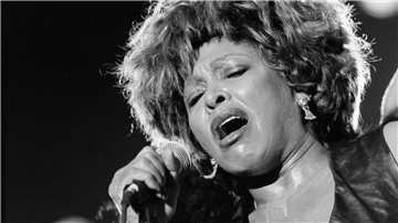 Die US-Sängerin Tina Turner singt im St. Jakob Stadion in Basel (1993).