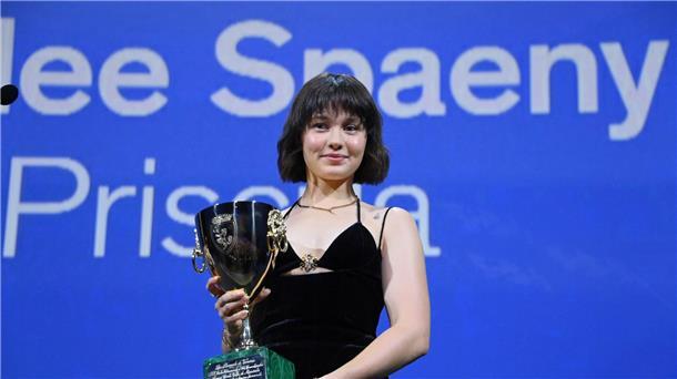 Die US-Schauspielerin Cailee Spaeny mit dem Preis für die beste Schauspielerin.