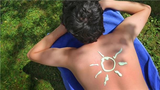 Sommerferien: Welche Vorteile haben Früh- und Spätstarter? Die UV-Belastung in Deutschland erreicht ihren Höhepunkt meist im Juni und Juli, wenn die Sonne am höchsten steht. (Symbolbild)