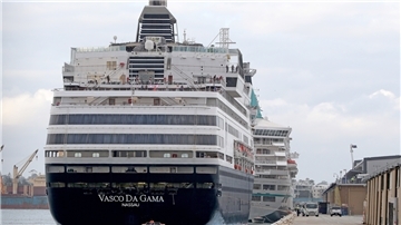 Das Kreuzfahrtschiff «Vasco da Gama» (vorne) legt im Hafen von Fremantle neben dem deutschen Kreuzfahrtschiff «MS Artania» (dahinter) an