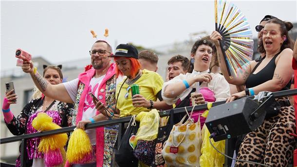 Glitzer, Regenbogen und politische Forderungen beim CSD Die Veranstalter des CSD in Berlin appellieren an die Politik, den Schutz queerer Menschen ins Grundgesetz aufzunehmen.