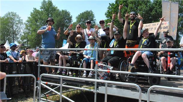 Barrierefreiheit: Manches wird im Landkreis Rotenburg besser Die Veranstalter des Scheeßeler Hurricane-Festivals bemühen sich um Barrierefreiheit. So sind Rollstuhlfahrer-Plattformen in Bühnennähe aufgebaut.