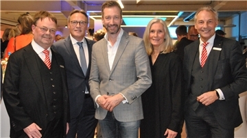 Die Veranstalter freuen sich über das gut besuchte Mittelstandsforum in Scheeßel (von links): Olaf Achtabowski (Sparkasse Scheeßel), Torsten Meyer (Autohaus Holst), Referent René Borbonus, Heide Holst (Autohaus Holst) und Jürgen Lange (Sparkasse Scheeßel).
