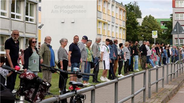 Menschenketten nach mutmaßlich rassistischem Vorfall Die Veranstalter sprachen von rund 500 Teilnehmern, die sich mit bunten Bändern zu einer Kette verbunden hatten.