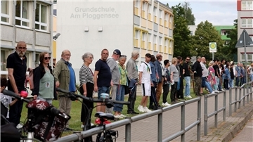Die Veranstalter sprachen von rund 500 Teilnehmern, die sich mit bunten Bändern zu einer Kette verbunden hatten.