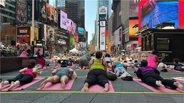 Trotz Hitzewelle: Massen-Yoga auf New Yorks Times Square Die Veranstaltung findet bereits zum 23. Mal statt.