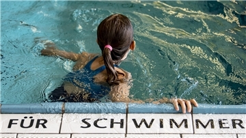 Mädchen am Schwimmbeckenrand
