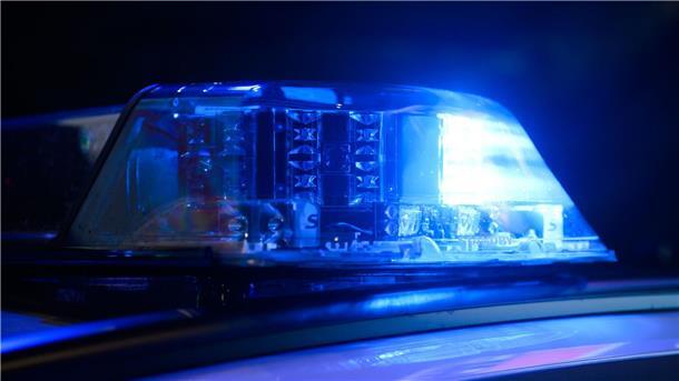 Mann ohne Führerschein flieht vor Polizei Die Verfolgungsfahrt führte über mehrere Gemeinde- und Landesstraßen und endete in Ostwestfalen. (Archivbild)