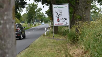 Die Verkehrssicherheitskampagne „Mein Tempo... Mein Leben!“ mahnt Auto- und Motorradfahrer jetzt auch im Cuxland - wie hier auf der K69 bei Dorum - zur umsichtigen Fahrweise.