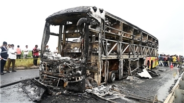 Die verkohlten Überreste des Passagierbusses liegen auf einer Landstraße im Dorf Chinnatekuru.