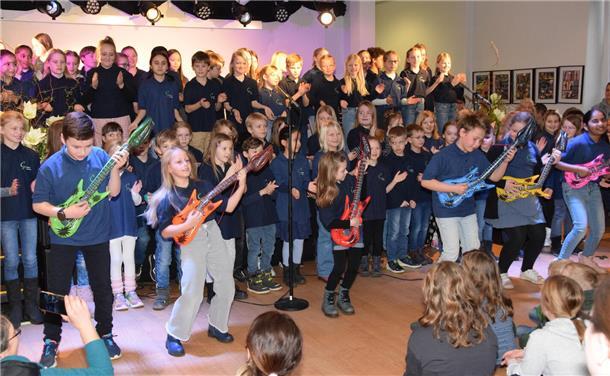 Der Chor der Zevener Gosekamp-Grundschule rockt und singt „Kinder an die Macht" von Herbert Grönemeyer.
