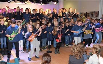Der Chor der Zevener Gosekamp-Grundschule rockt und singt „Kinder an die Macht" von Herbert Grönemeyer.