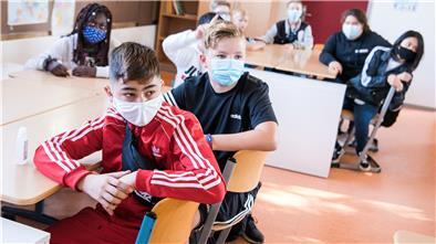 Die Verschärfung des Bußgeld-Katalogs betrifft auch Schulen. Wer trotz Verbot durch das Gesundheitsamt die Schule öffnet, soll zahlen.