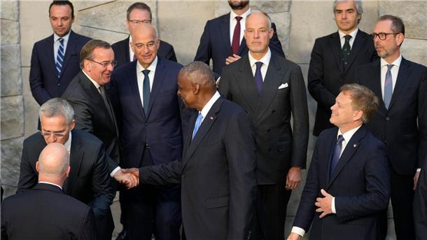 Die Verteidigungsminister der Nato-Staaten treffen sich in Brüssel.