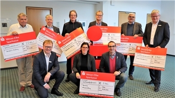 Die Vertreter der sieben Stiftungen mit WESPA-Private Banking-Teamsprecher Frank Sievern.